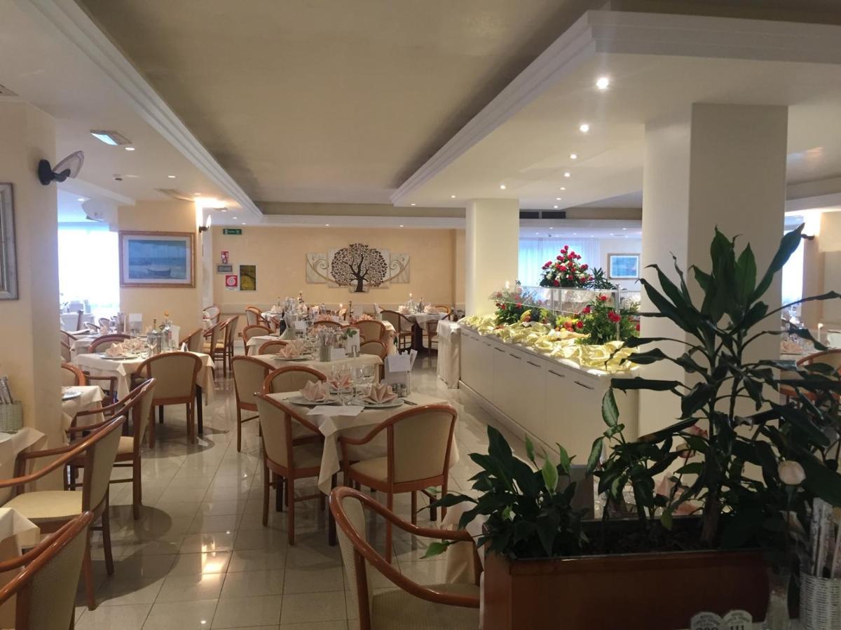 Hotel Conca Verde 利尼亚诺萨比亚多罗 外观 照片