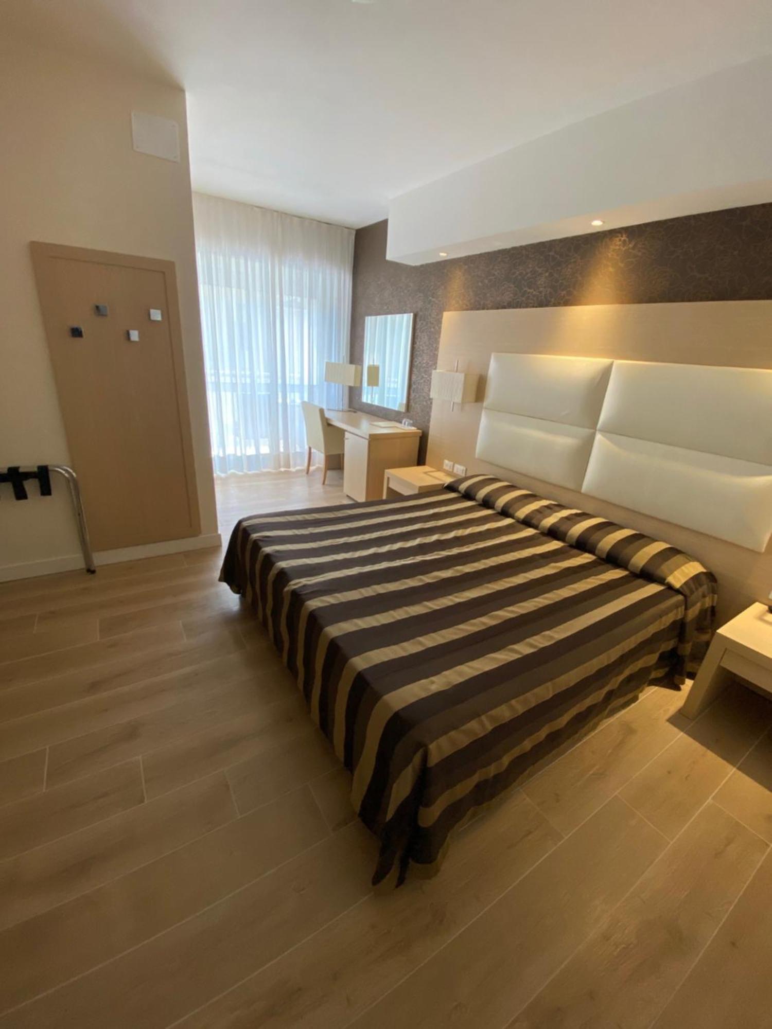 Hotel Conca Verde 利尼亚诺萨比亚多罗 外观 照片